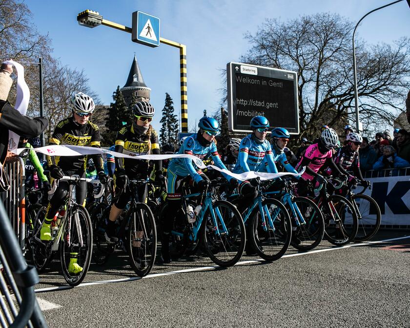 Vele wielrenners aan de start van de Omloop Het Nieuwsblad