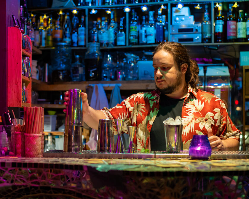 Barkeeper macht Cocktails