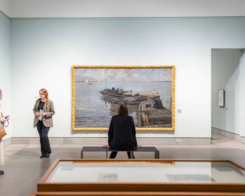 Des personnes regardant des œuvres d'art au musée MSK 
