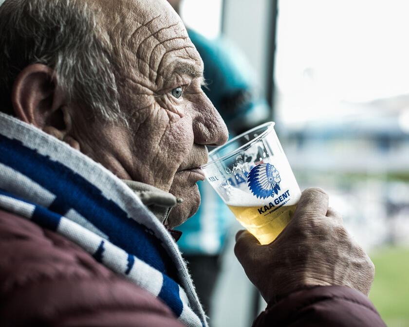 Mann trinkt Bier während des Fußballspiels in der Ghelamco Arena