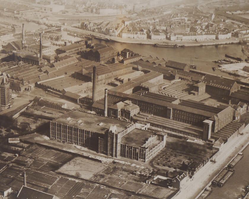 Foto en blanco y negro de diferentes edificios de fábrica en Gante