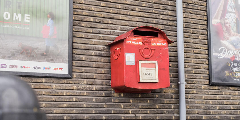 Mur avec boîte aux lettres rouge. 