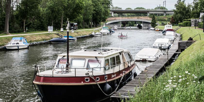El río Lys en las afueras de la ciudad con varios barcos privados atracados en ambas orillas