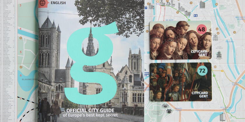 Un plan de la ville de Gand avec au-dessus le guide de la ville et les CityCards (48h & 72h)