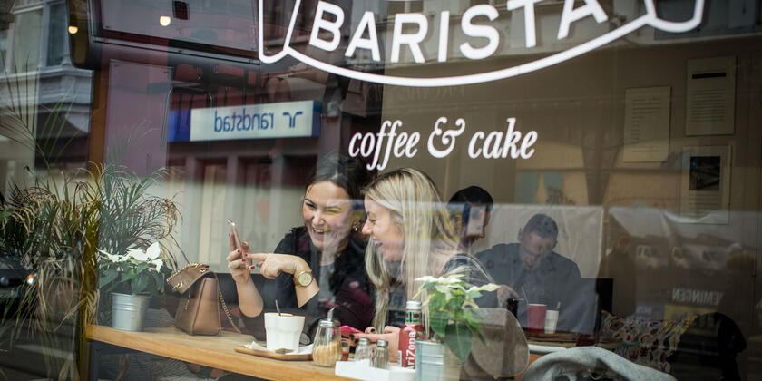 Koffiedrinkers aan het raam van koffiebar Labath.