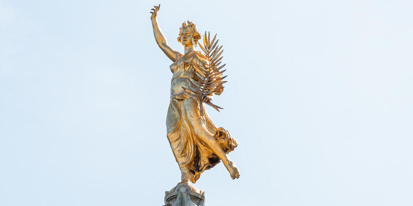 Beeld van vrouw op één been bovenaan fontein op de Charles De Kerchovelaan