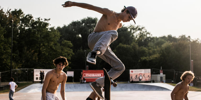 Skaters in het skatepark van de Blaarmeersen