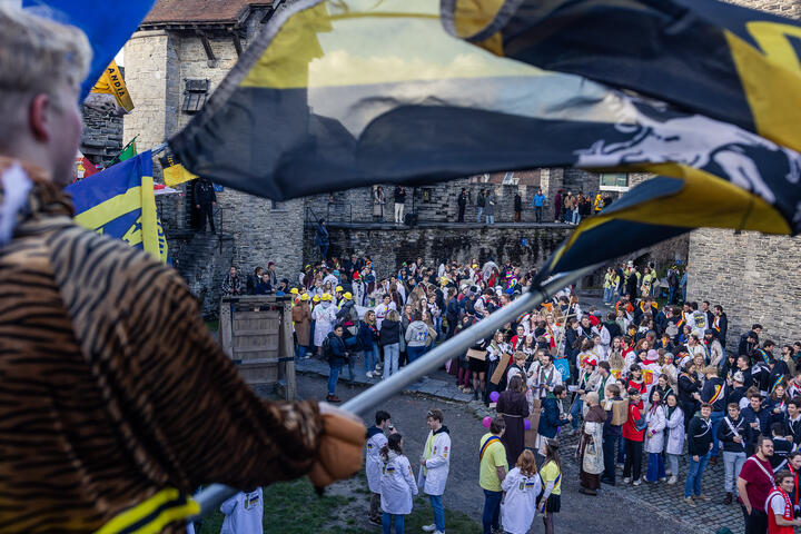Die Schüler besetzen immer noch jedes Jahr die Grafenburg mit Flaggen und Streamern