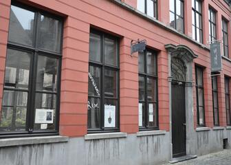 Oudroze geverfde buitengevel van café Rococo in het Patershol.