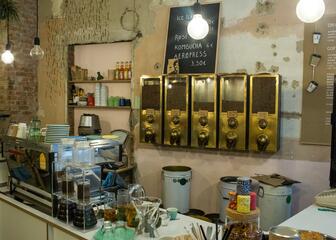 Toonbank met op de achtergrond koffiebonendispensers in koffiebranderij Vandekerckhove