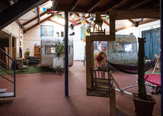 Interieur Treck hostel in Gent: twee caravans met salon + hangmat.