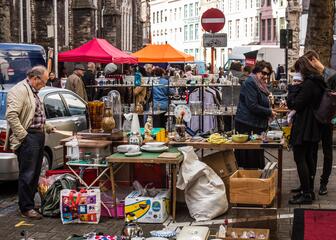 Brocantemarkt bij Sint-Jacobs met op de voorgrond kraam met porselein en bric-à-brac.