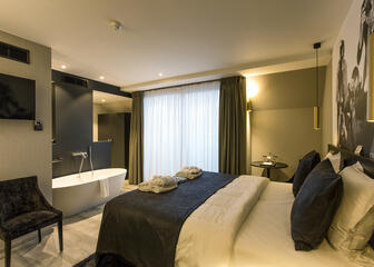 hotelkamer met tweepersoonsbed en een bad 