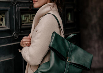 Femme avec un sac à main vert