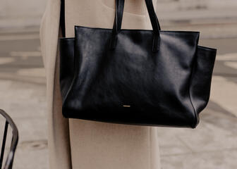 Dame mit schwarzer Handtasche