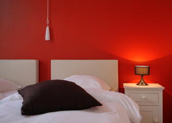 Das rote Zimmer: Wählen Sie zwischen einem Doppelbett oder zwei getrennten Betten