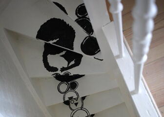 La escalera blanca cuenta una historia de gatos dibujada por el dibujante Serge Baeken
