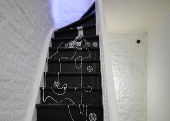 L'histoire du chat continue sur les escaliers noirs du 2ème étage.