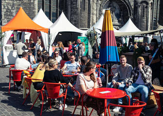 Personnes à une table pendant le festival Gent Smaakt.