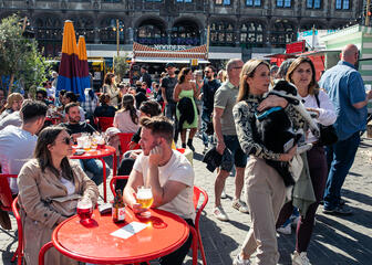 Menschen an einem Tisch während des Gent Smaakt Festivals
