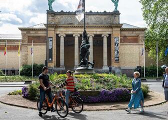 Radfahrer und Spaziergänger vor dem Museum der Schönen Künste