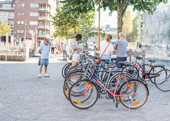 Fahrräder aufgereiht auf dem Markt