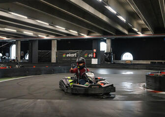 Junge in einem Indoor-Karting 