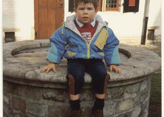 Youngster in nineties attire in courtyard of the House of Alijn