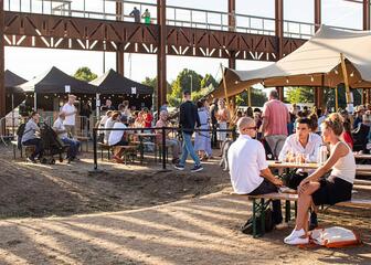 Die Leute genießen Jazz und ein Getränk im Voorhavenpark in Gent