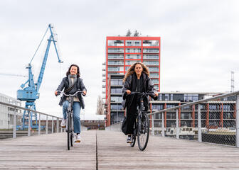 Laura fährt mit einer Freundin über der Batavia-Brücke auf dem Oude Dokken in Gent