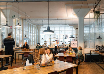 Laura Van De Woestyne und ihre Freundin genießen einen Kaffee in der Industrial Coffee Bar Way