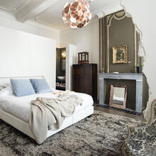 Stemmige slaapkamer met beige en koperen tinten, zacht tapijt op de vloer.