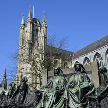 Standbeeld van de gebroeders Van Eyck met de Kathedraal als achtergrond.